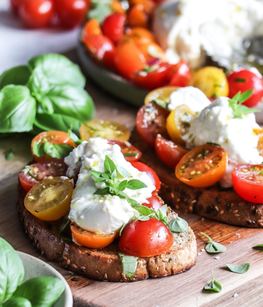 Salade De Fromage Burrata Et Tomates Cerises Sur Pain Grillé | Bon Matin